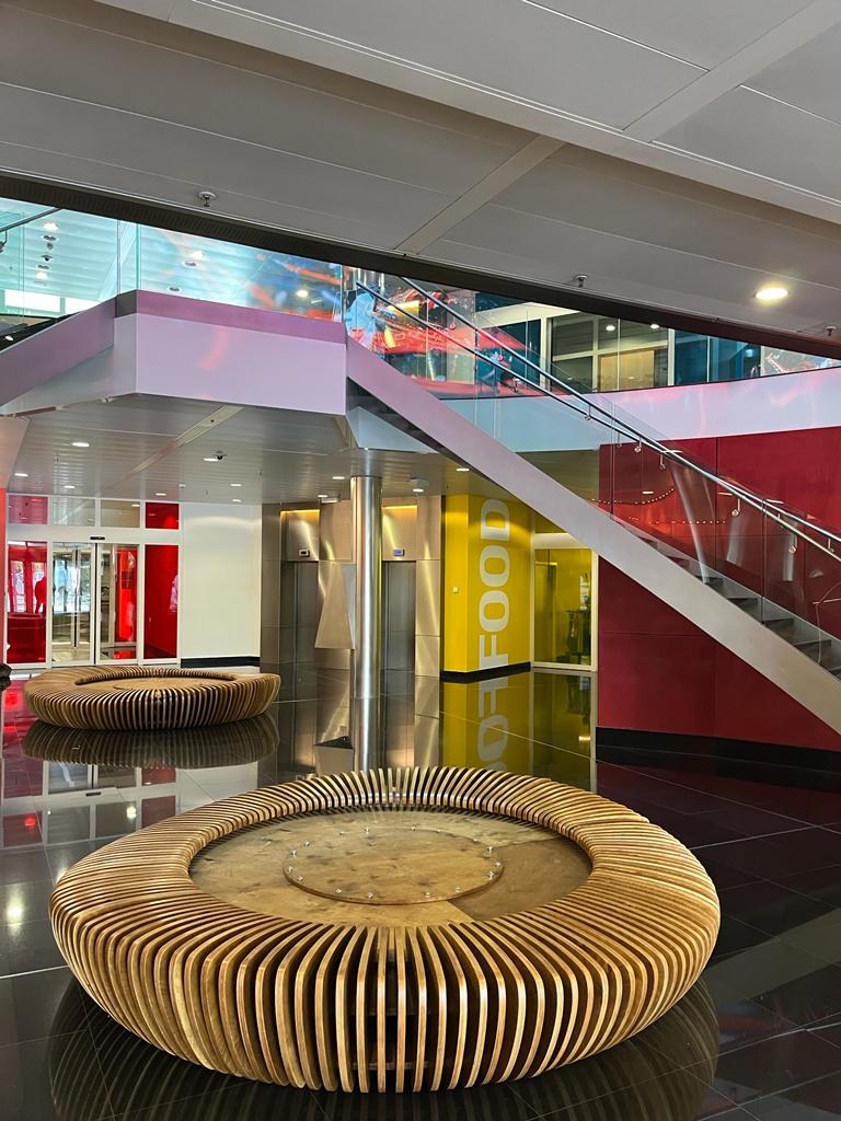 Parametric bench Gi-6.3 at Center Commercial de Blandonnet Vernier · photo 7 of 9